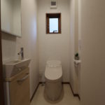 壁をへこました位置にトイレットペーパーホルダーがあるので、トイレも広々。